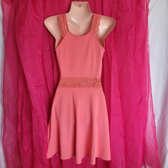 Soprano Coral Lace Dress - Picture 3 of 7